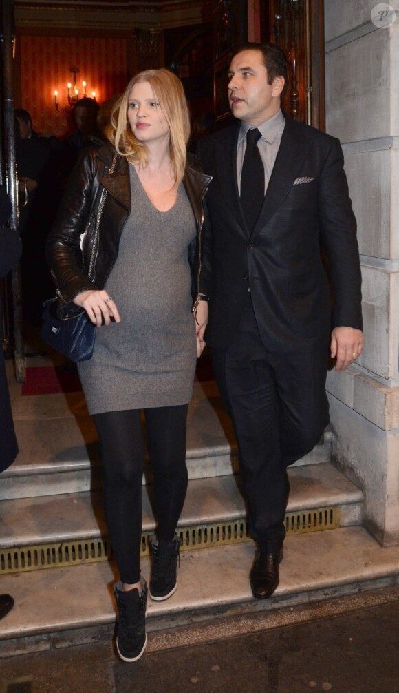 Lara Stone enceinte et son mari David Walliams assistent à l'avant-première de la pièce de théâtre Peter and Alice au Noel Coward Theatre. Londres, le 25 mars 2013.