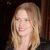 Lara Stone, enceinte, assiste à l'avant-première de la pièce de théâtre Peter and Alice au Noel Coward Theatre. Londres, le 25 mars 2013.