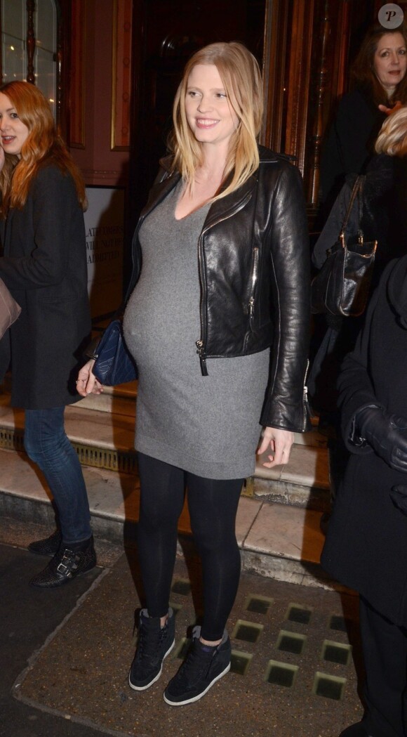 Lara Stone, enceinte, assiste à l'avant-première de la pièce de théâtre Peter and Alice au Noel Coward Theatre. Londres, le 25 mars 2013.