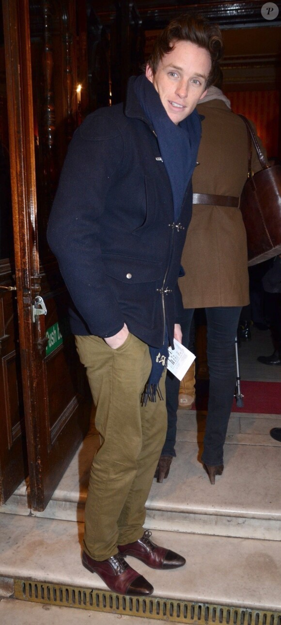 L'acteur Eddie Redmayne assiste à l'avant-première de la pièce de théâtre Peter and Alice au Noel Coward Theatre. Londres, le 25 mars 2013.