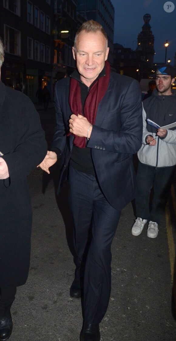 Sting assiste à l'avant-première de la pièce de théâtre Peter and Alice au Noel Coward Theatre. Londres, le 25 mars 2013.