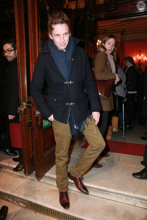 L'acteur Eddie Redmayne assiste à l'avant-première de la pièce de théâtre Peter and Alice au Noel Coward Theatre. Londres, le 25 mars 2013.