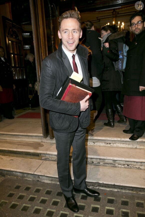 Tom Hiddelstone assiste à l'avant-première de la pièce de théâtre Peter and Alice au Noel Coward Theatre. Londres, le 25 mars 2013.