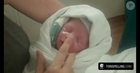 Tori Spelling présente son nouveau né Finn, dans son émission de télé-réalité DocumenTORI, le 26 mars 2013.