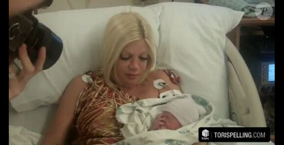 L'actrice Tori Spelling présente son nouveau né Finn, dans son émission de télé-réalité DocumenTORI, le 26 mars 2013.
