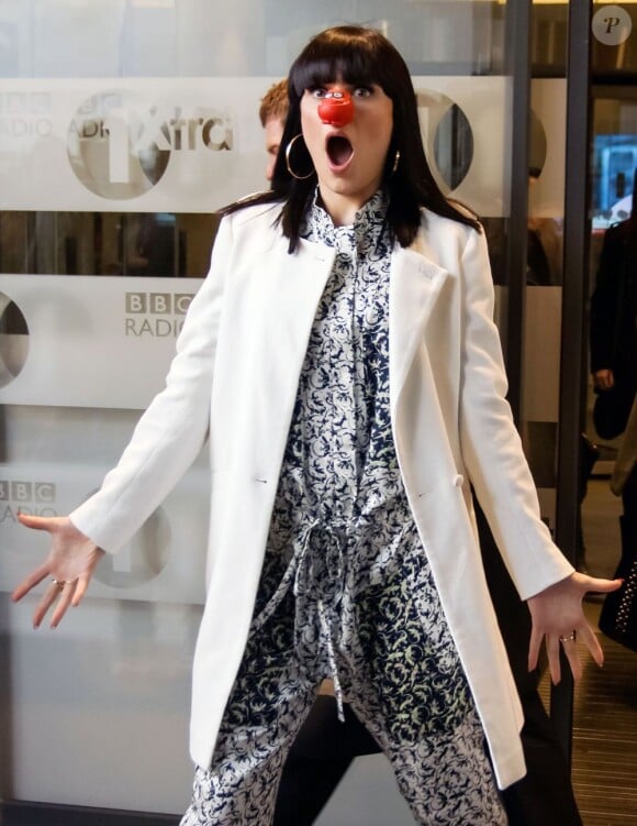 La chanteuse Jessie J à la sortie des studios de la radio BBC Radio 1 à Londres à l'occasion du Red Nose Day, le 14 mars 2013.