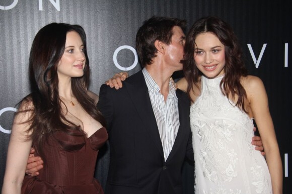 Tom Cruise très complice avec la frenchie Olga Kurylenko au côté d'Andrea Riseborough à l'avant-première du film Oblivion à Rio de Janeiro, le 27 mars 2013.