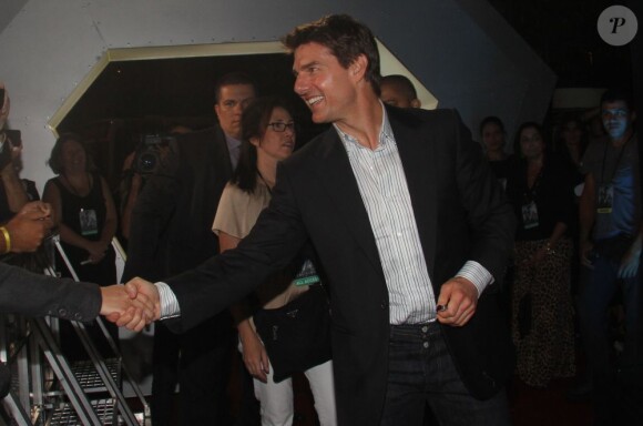 Tom Cruise salue les photographes et fans avant d'aller au photocall de l'avant-première du film Oblivion à Rio de Janeiro, le 27 mars 2013.