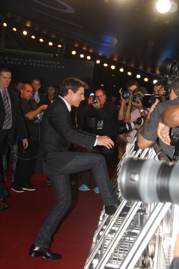 Tom Cruise va saluer la foule compacte à l'avant-première du film Oblivion à Rio de Janeiro, le 27 mars 2013.