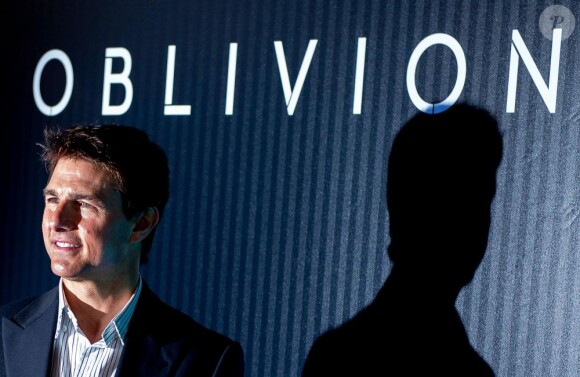 Tom Cruise fait crépiter les flashs à l'avant-première du film Oblivion à Rio de Janeiro, le 27 mars 2013.