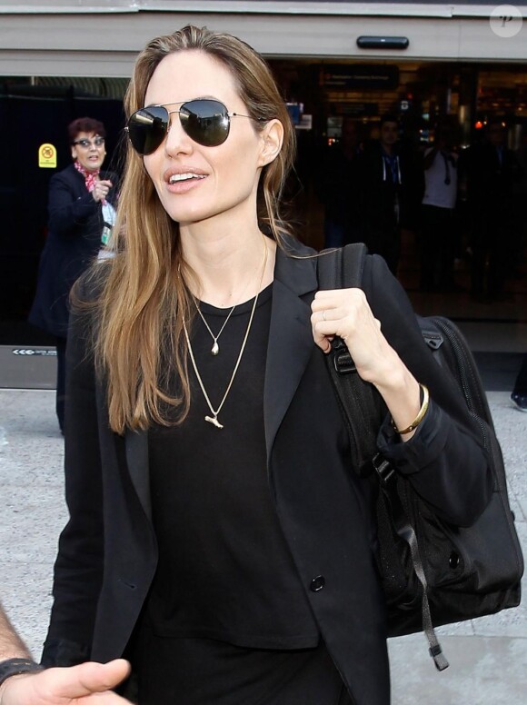 Angelina Jolie radieuse à son arrivée au LAX en provenance de Paris, le 27 mars 2013.