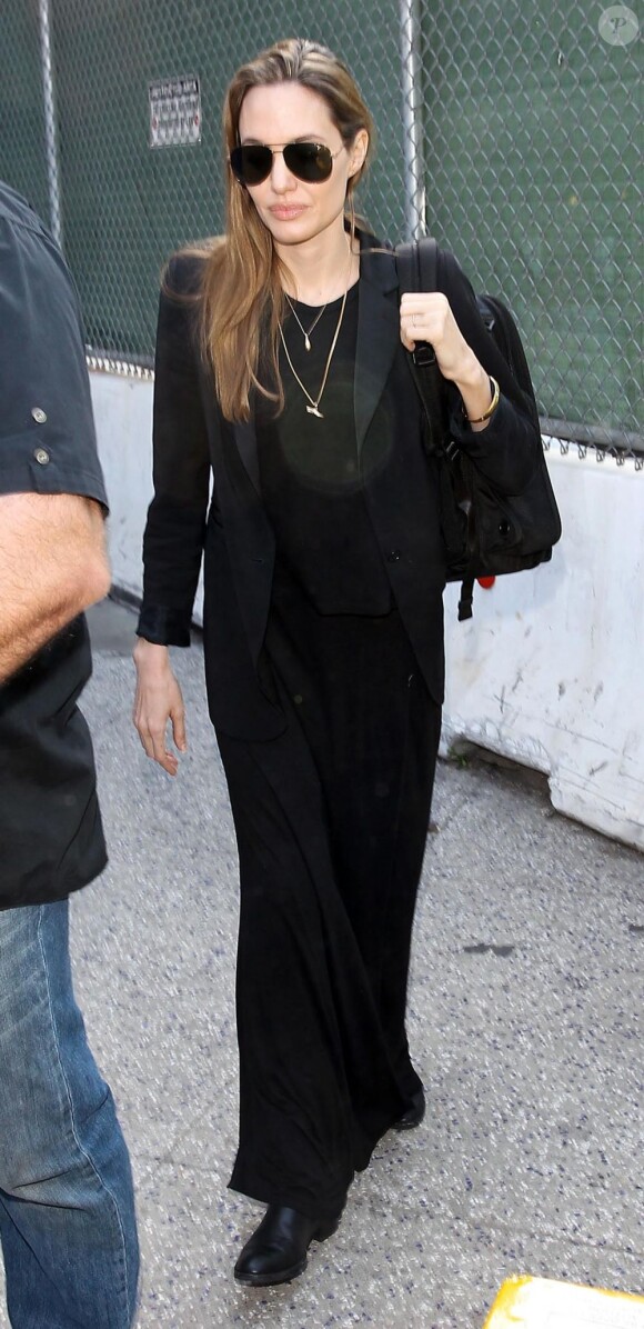 Angelina Jolie tout en simplicité au LAX en provenance de Paris, le 27 mars 2013.