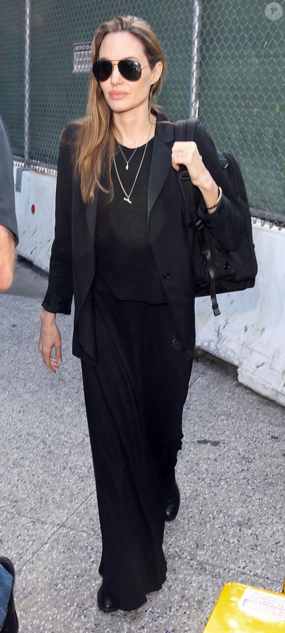 Angelina Jolie tout en noir à son arrivée au LAX en provenance de Paris, le 27 mars 2013.