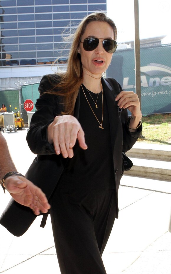 Angelina Jolie face aux photographes au LAX en provenance de Paris, le 27 mars 2013.
