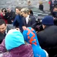 Niall Horan (One Direction) : Le sexy chanteur pris dans une émeute à un mariage