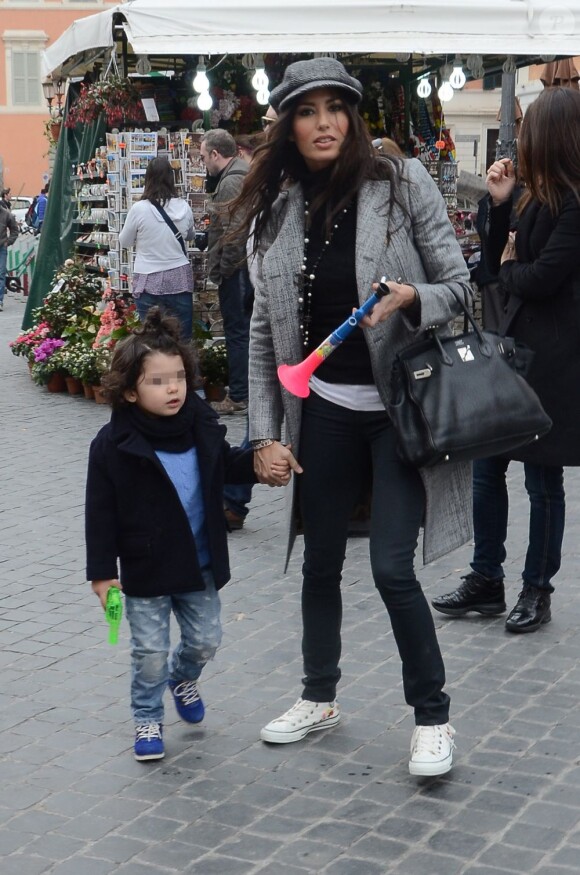 La belle Elisabetta Gregoraci, femme de l'homme d'affaires Flavio Briatore, sa soeur Marzia, et son fils Falco se promènent à Rome, le 27 mars 2013.