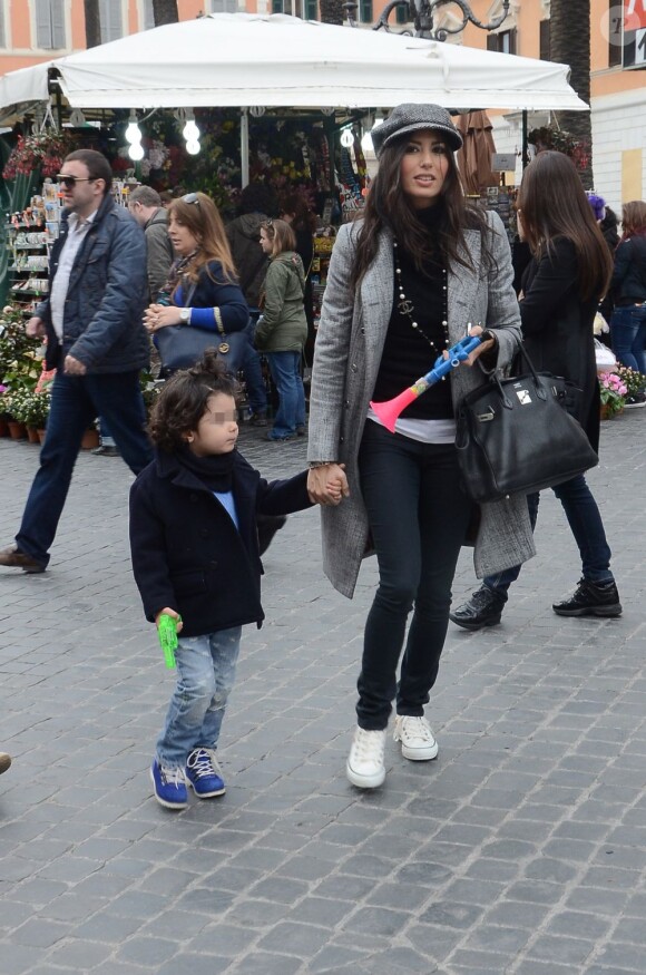 Elisabetta Gregoraci, femme de Flavio Briatore, sa soeur Marzia, et son fils Falco se promènent à Rome, le 27 mars 2013.