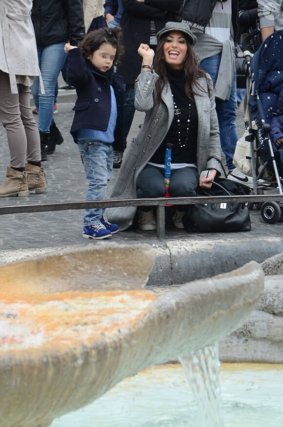 Elisabetta Gregoraci, femme de l'homme d'affaires Flavio Briatore, sa soeur Marzia, et son fils Falco dans les rues de Rome, le 27 mars 2013.