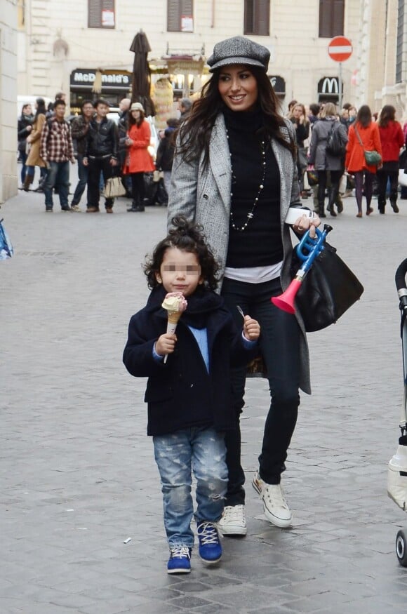 Elisabetta Gregoraci, femme de l'homme d'affaires Flavio Briatore, sa soeur Marzia, et son fils Falco se promènent à Rome, le 27 mars 2013.
