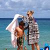Heidi Klum sur une plage d'Hawaï avec sa petite famille et son petit ami Martin Kirsten à Hawaii, le 28 mars 2013.