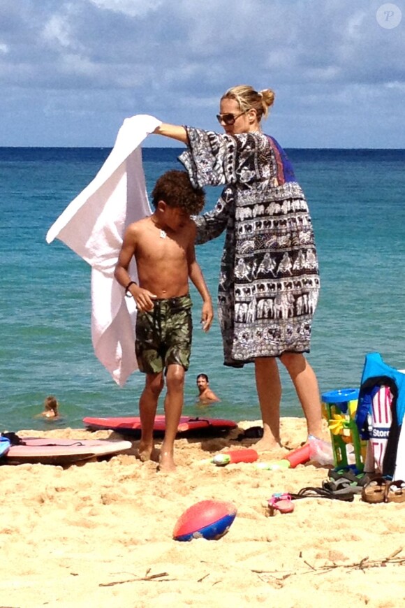 Heidi Klum sur une plage d'Hawaï avec sa petite famille et son petit ami Martin Kirsten à Hawaii, le 28 mars 2013.