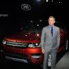 Daniel Craig devant le nouveau Range Rover Sport à un Salon de l'automobile de New York le 26 mars 2013.