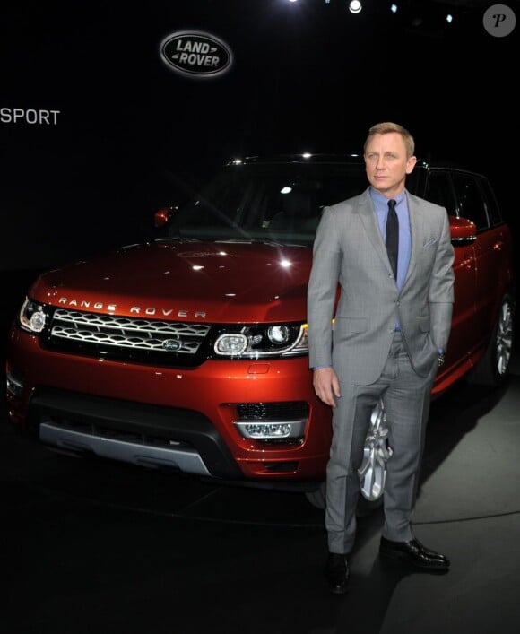 Daniel Craig devant le nouveau Range Rover Sport à un Salon de l'automobile de New York le 26 mars 2013.