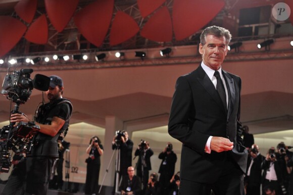 Pierce Brosnan le 2 septembre 2012 sur le tapis rouge de la Mostra de Venise