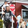 Chris Martin et ses enfants Apple and Moses au Country Mart de Brentwood, à Los Angeles, le 30 mars 2013.