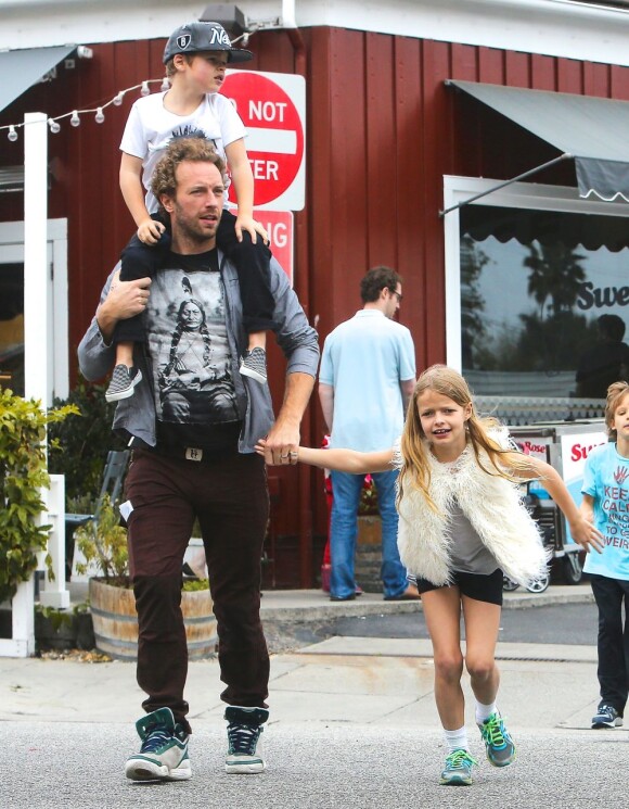 Chris Martin s'éclate avec ses enfants Apple and Moses au Country Mart de Brentwood à Los Angeles, le 30 mars 2013.