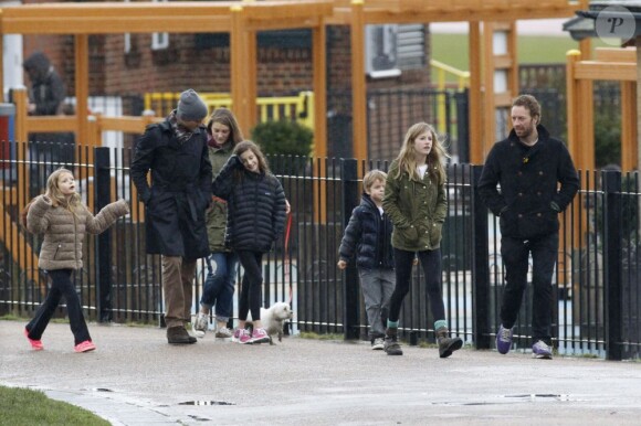 Exclu - Faith Hill, son mari Tim McGraw et Chris Martin avec leurs enfants respectifs dans un parc à Hampstead Heath à Londres, le 17 mars 2013.
