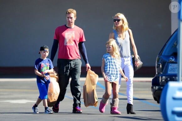 Gwyneth Paltrow et Chris Martin en famille à Los Angeles, le 26 octobre 2012.