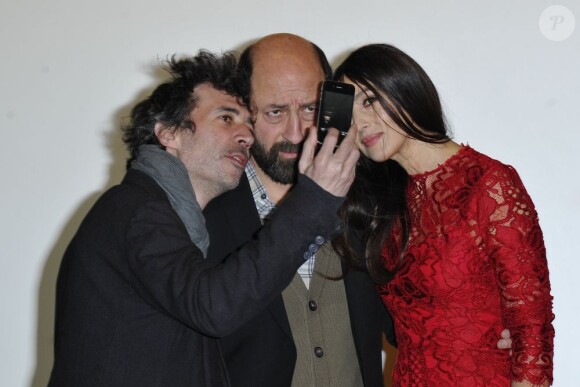 Eric Elmosnino, Kad Merad et Monica Bellucci lors de l'avant-première du film Des gens qui s'embrassent à Paris au Gaumont Marignan le 1er avril 2013