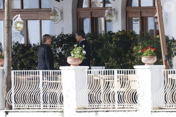 Angela Merkel et son époux Joachim Sauer sur la terrasse de la pension de famille où il séjourne lors de quelques jours de vacances sur l'île d'Ischia en Italie le 1er avril 2013.