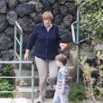 Angela Merkel en balade en famille  lors de quelques jours de vacances sur l'île d'Ischia en  Italie  le 1er avril 2013.  