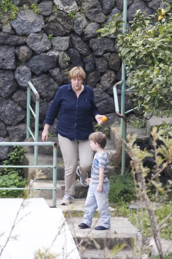 Angela Merkel en balade en famille lors de quelques jours de vacances sur l'île d'Ischia en Italie le 1er avril 2013. 