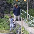 Angela Merkel en balade en famille  lors de quelques jours de vacances sur l'île d'Ischia en  Italie  le 1er avril 2013.  