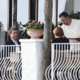 Angela Merkel et son époux Joachim Sauer sur la terrasse de la pension de famille où il séjourne lors de quelques jours de vacances sur l'île d'Ischia en Italie le 1er avril 2013.