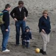 Angela Merkel et son époux Joachim Sauer en balade sur la plage  lors de quelques jours de vacances sur l'île d'Ischia en  Italie  le 31 mars 2013. 