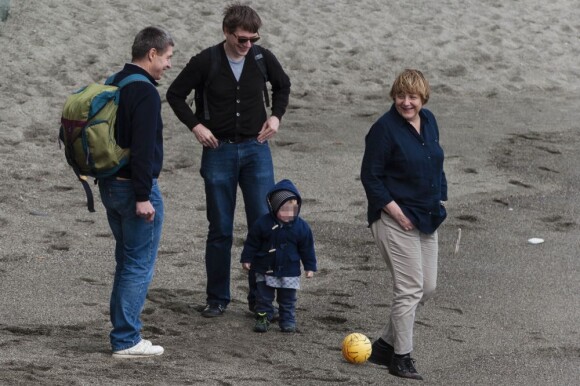 Angela Merkel et son époux Joachim Sauer en balade sur la plage lors de quelques jours de vacances sur l'île d'Ischia en Italie le 31 mars 2013.