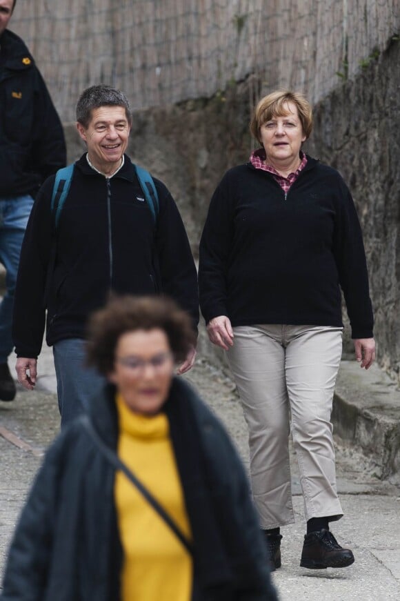 Angela Merkel et son mari Joachim Sauer en balade dans les ruelles d'Ischia en Italie le 30 mars 2013.