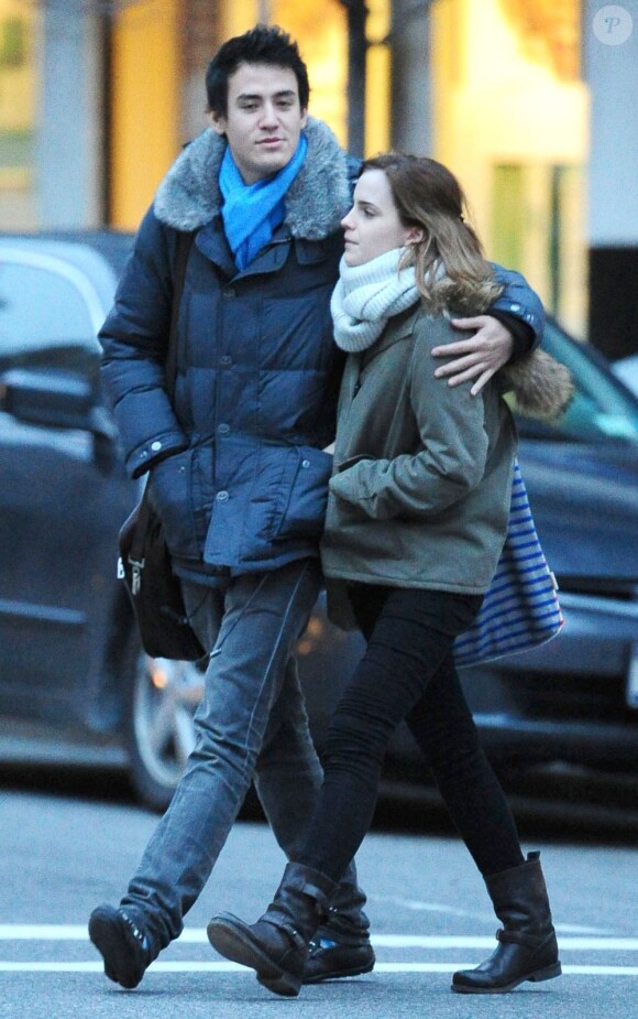 Emma Watson et son petit ami Will Adamowicz se baladent à New York, le 16 février 2013.