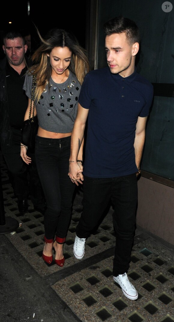 Le chanteur des One Direction, Liam Payne et sa petite amie Danielle Peazer quittent un club à Londres, le 2 avril 2013.