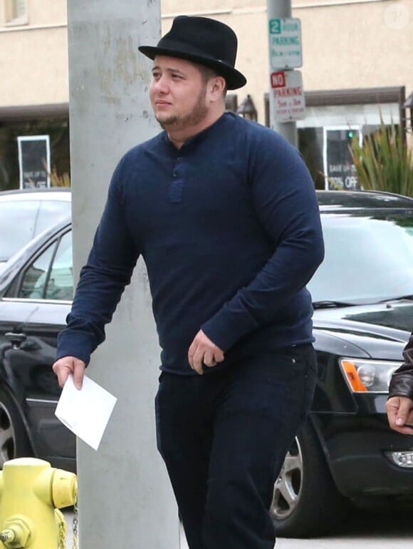 Exclusif - Chaz Bono, aminci, et un ami sont allés déjeuner au restaurant Le Pain Quotidien à West Hollywood, le 31 mars 2013.