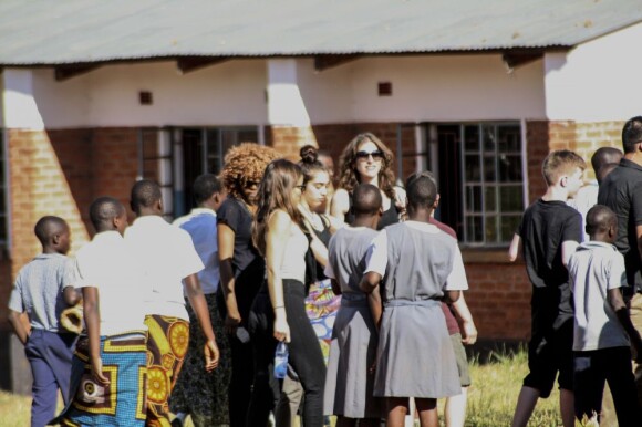 Rocco et Lourdes accompagnent leur mère et leurs jeunes frères et soeurs David et Mercy visiter l'orphelinat de Mchinji où David a été adopté. Au Malawi, le 3 avril 2013.