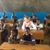 Madonna entourée de ses enfants David et Mercy en visite dans une école à Kasungu au Malawi, le 2 avril 2013.