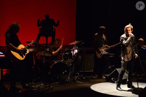 Kent sur scène pour le spectacle "Dernières nouvelles de Frau Major" en hommage à Alain Bashung, présenté au 104 à Paris, le 29 mars 2013.