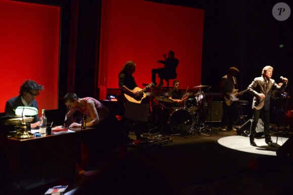 Kent sur scène pour le spectacle "Dernières nouvelles de Frau Major" en hommage à Alain Bashung, présenté au 104 à Paris, le 29 mars 2013.
