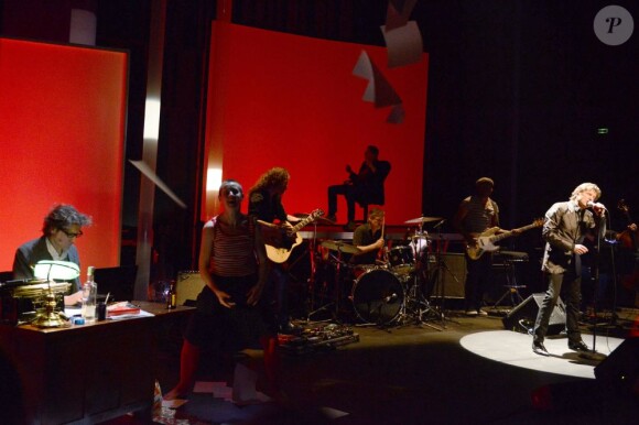 Kent sur scène pour le spectacle "Dernières nouvelles de Frau Major" en hommage à Alain Bashung, présenté au 104 à Paris, le 29 mars 2013.