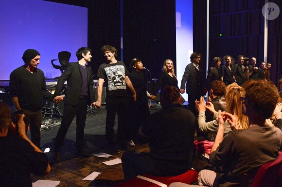 Brigitte Fontaine, Chloé Mons, Albin de la Simone, Bertrand Cantat, Miossec et Kent, ainsi que le guitariste Yan Péchin sur scène pour le spectacle "Dernières nouvelles de Frau Major" en hommage à Alain Bashung, présenté au 104 à Paris, le 29 mars 2013.